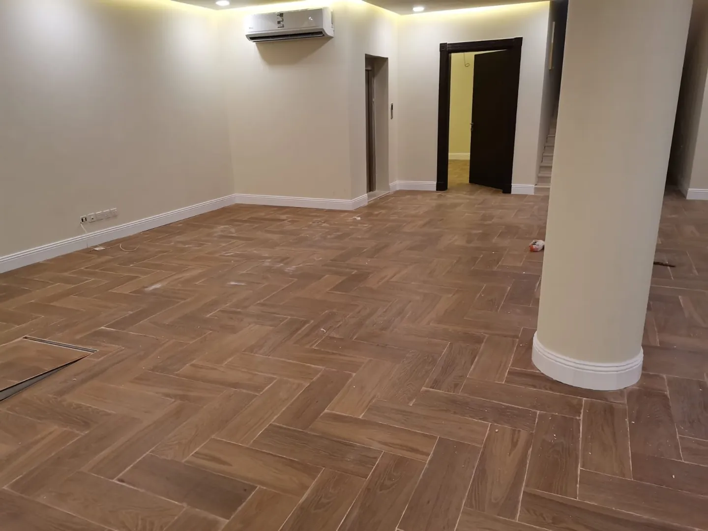 باركيه هندسي بمساحة واسعة